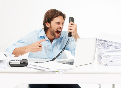 电话、喊叫和商人对糟糕的技术支持、糟糕的客户服务或沟通问题感到愤怒。