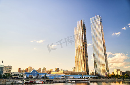 国际观月摄影照片_俄罗斯莫斯科 — 2022年7月30日：首都塔 — 莫斯科国际商务中心附近的三座住宅摩天大楼