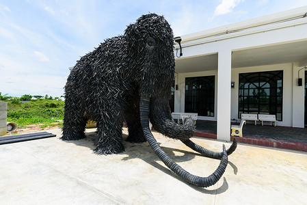NakhonPathom KM.14 加德士加油站用旧汽车轮胎回收的猛犸象模型