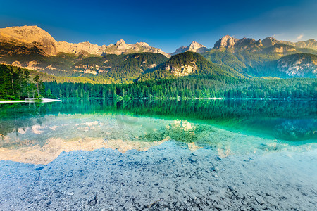 高山和田园诗般的托维尔湖，特伦蒂诺上阿迪杰，多洛米蒂山，意大利