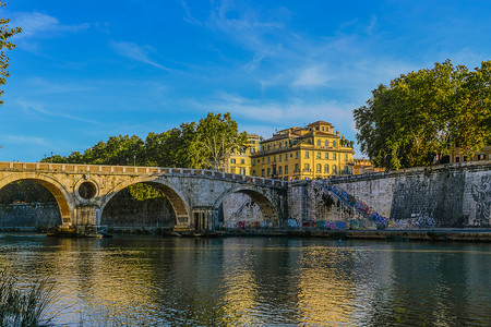 意大利罗马的 Pons Cestius 罗马石桥横跨台伯河，一直延伸到台伯岛以西。