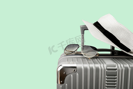 旅行包背景摄影照片_彩色背景上配有配件的旅行包
