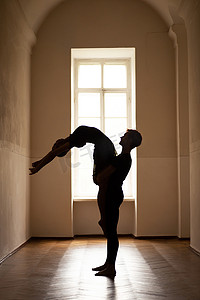 高难度动作摄影照片_男女舞者表演高难度动作的美丽镜头