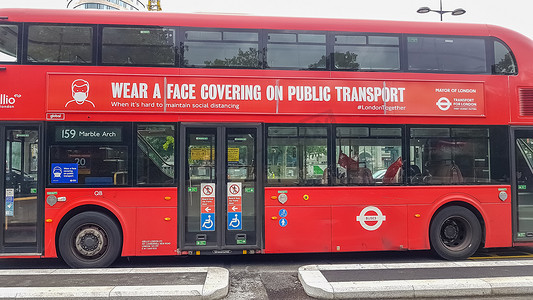 英国伦敦 — 2020年7月8日：现代红色双层巴士正在伦敦市中心等待人们