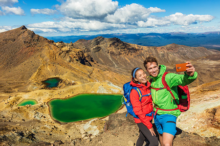 新西兰汤加里罗高山穿越徒步游客情侣在翡翠湖自拍。