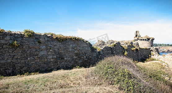 欧洲古城堡摄影照片_Vend yeu岛以南中世纪古城堡的废墟