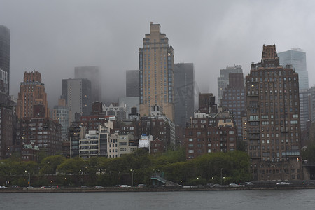 城市雨景摄影照片_从罗斯福岛看曼哈顿的阴沉多云雨景