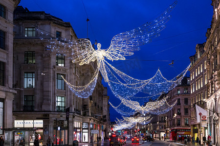 伦敦摄政街节日圣诞路灯和装饰品