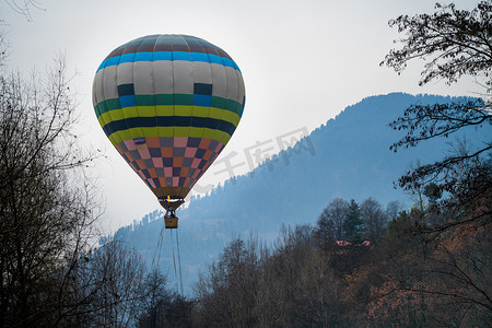 热气球在柳条篮中加热空气，背景是喜马拉雅山，展示了库鲁马纳利山谷的这次冒险