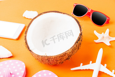 手机夏季夏季摄影照片_新鲜椰子和夏季配饰