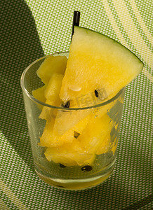 玻璃杯中的黄西瓜，切片，用于西瓜饮食