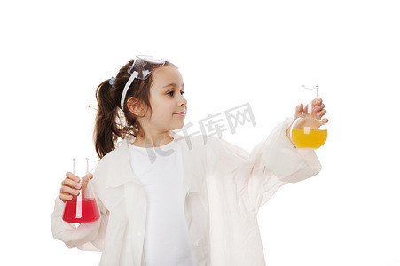 年轻的未来化学家科学家，拿着实验室烧瓶，观察其中发生的化学反应