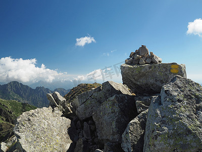 山地徒步风景石标黄色标记路径，石堆