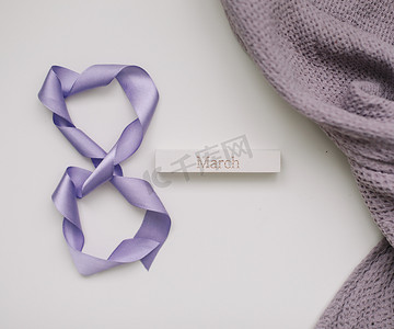 丝带邀请函摄影照片_八个紫色丝带制成。 