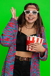 戴 3D 眼镜的女人吃爆米花，看有趣的电视剧、体育游戏电影、在线电影