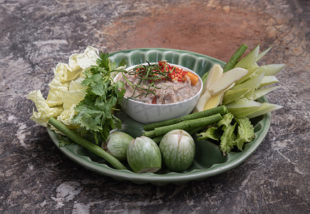 螃蟹蔬菜摄影照片_蟹肉椰奶辣椒酱（Tao Jiaw Lon），配以新鲜蔬菜、黄瓜、香菜、泰国茄子、大白菜、四棱豆和白姜黄、四棱豆、扁豆。