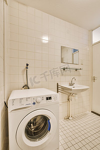 设备间摄影照片_一间白色的洗衣房，里面有一台洗衣机