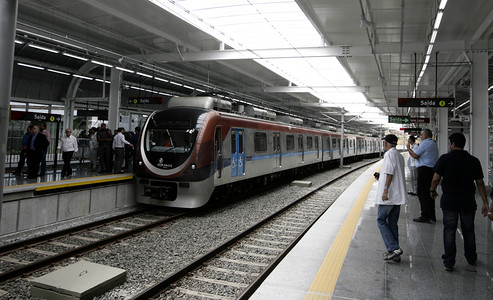 人口问题摄影照片_萨尔瓦多地铁列车