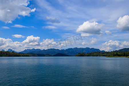 泰国晴朗的一天，Cheo Lan 湖。