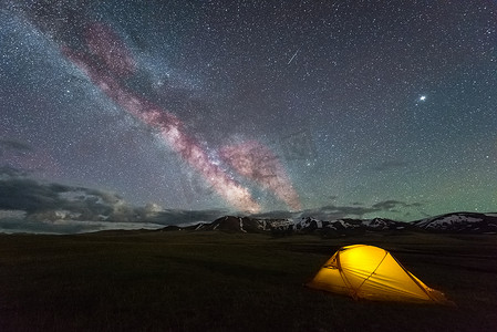 露营夜景摄影照片_星空和黄色帐篷上的银河