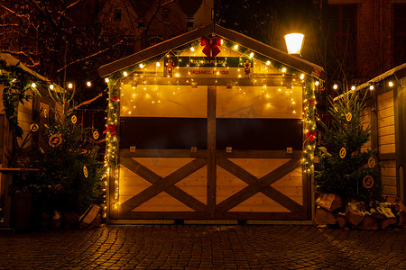 波兰格但斯克 — 2022年12月传统圣诞市场节日夜间装饰和照明的街道。