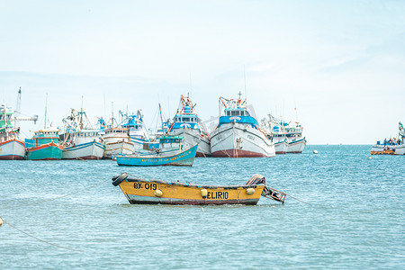 秘鲁 — 2022年9月21日：海上渔船