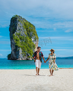 亚洲比基尼摄影照片_Koh Poda Krabi 泰国、亚洲女性和欧洲男性在 Koh Poda 热带海滩上行走