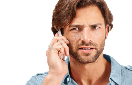 诈骗电话、困惑和商人在白色背景下进行交谈、讨论和沟通。