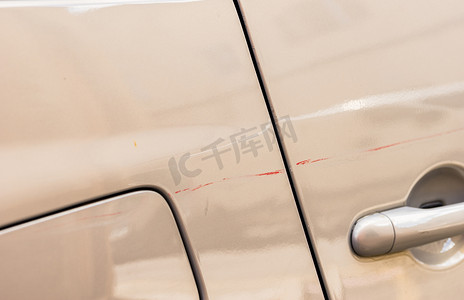 汽车损坏与油漆划痕的特写