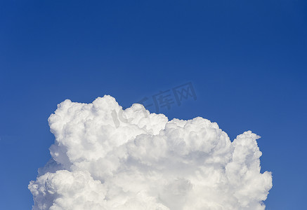 渐变蓝天摄影照片_渐变蓝天和炸弹云。