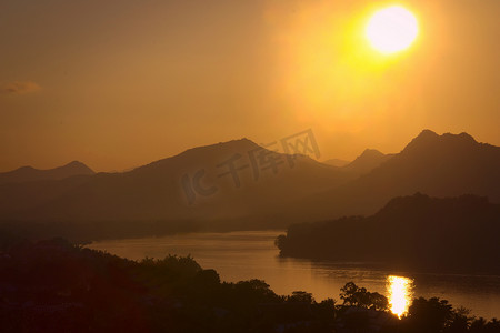 老挝琅勃拉邦普西山的湄公河日落。
