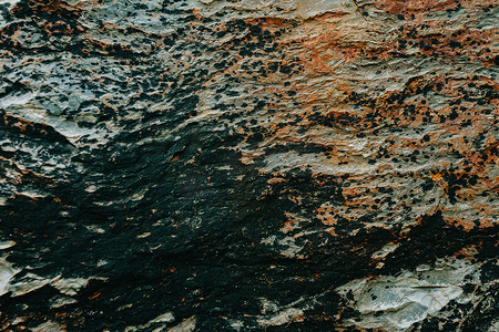 金色简约纹理背景摄影照片_具有岩石纹理的绿色和棕色岩石的平坦背景