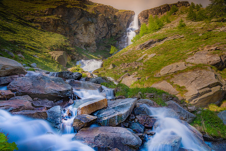 意大利奥斯塔谷和意大利阿尔卑斯山大帕拉迪索国家公园的瀑布