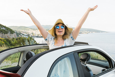 快乐的女人坐在白色敞篷车里，风景优美，玩得很开心 — 旅行暑假和租车概念