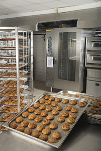 烘焙面包摄影照片_在面包店生产美味的蛋糕