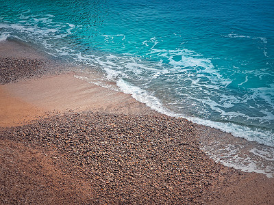 蓝色的海浪冲击着海岸线。