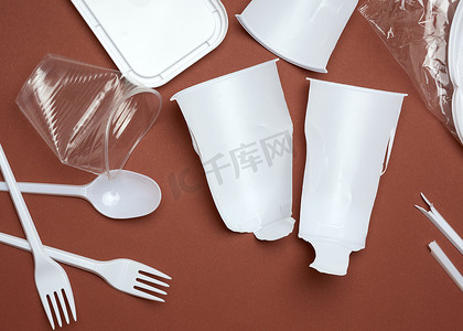 用过的塑料盘子、塑料片和白色塑料袋 o