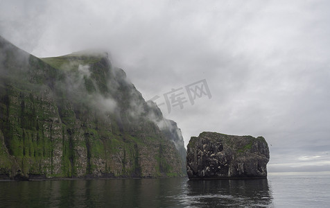 从陡峭的绿色 Hornbjarg 悬崖上的船上欣赏欧洲最大的鸟类悬崖、西部峡湾、冰岛偏远的 Hornstrandir 自然保护区、薄雾海洋和喜怒无常的天空