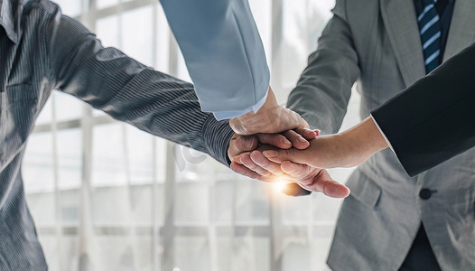 企业并购团队合作的企业握手，成功谈判，握手，两位商人与合作伙伴握手，庆祝合作伙伴关系和商业交易理念。