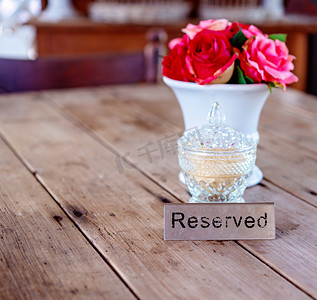 餐桌标志摄影照片_乡村餐厅的保留标志预订餐桌