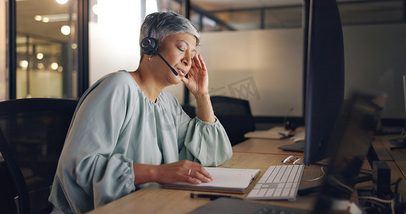 晚上，呼叫中心或高级女性在工作场所感到疲倦、精疲力尽或精疲力尽、劳累过度或压力过大。