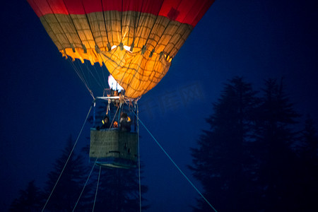 加热空气摄影照片_热气球篮的特写镜头，柳条篮中装有火加热空气，背景是喜马拉雅山，展示了库鲁马纳里山谷的这次冒险