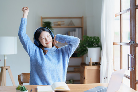 年轻女性因在家在线学习而表现出疲劳的肖像