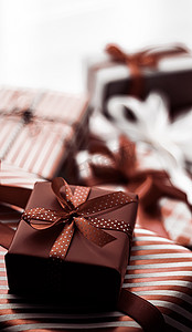 节日礼物和包装豪华礼物、巧克力礼盒作为生日、圣诞节、新年、情人节、节礼日、婚礼和节日购物或美容盒递送的惊喜礼物