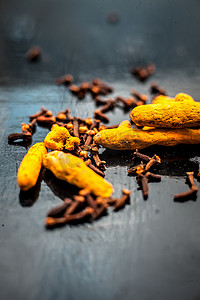 木质表面上用于治疗痤疮的面膜或包装成分是姜黄或哈尔迪和丁香。