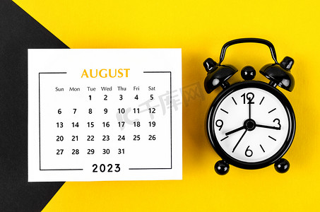 英语活动背景摄影照片_2023 年 8 月 2023 年月历，背景美丽，黑色闹钟。