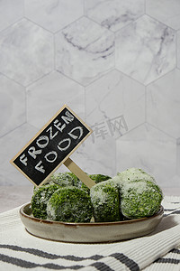 标签背景摄影照片_冷冻食品菠菜立方体与黑板标签文本冷冻食品自制。