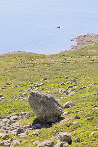 巨大的巨石，大岩石瓦瓦滕湖，位于挪威布斯克鲁德的海姆瑟达尔。