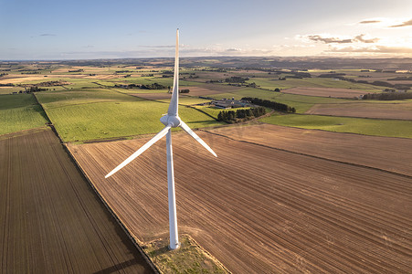 阳光明媚的日子里绿色可再生能源农场的风力涡轮机