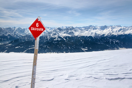 红色滑雪路线 6 在新雪上签名，奥地利阿尔卑斯山和天空